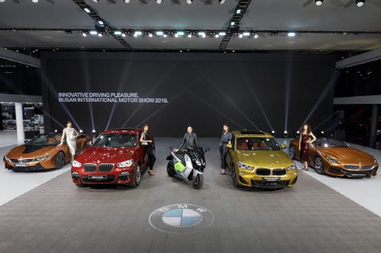 BMW그룹코리아가 국내 최초로 공개한 i8  로드스터(왼쪽부터), 뉴 X4, 모토라드 뉴 C 에볼루션, 뉴 X2, 컨셉트 Z4. <BMW그룹코리아 제공>